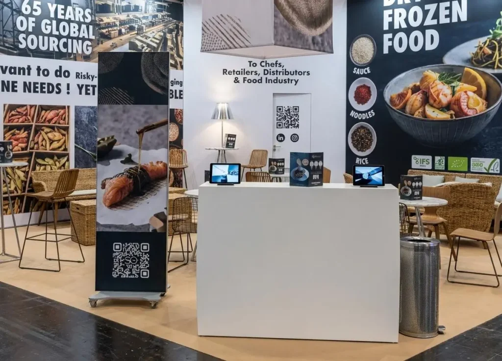 Tótem LED para señalización digital en un evento corporativo B2B.