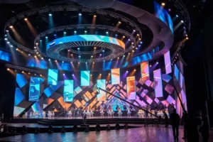 Montaje técnico de pantallas LED de escenografía curva en escenario